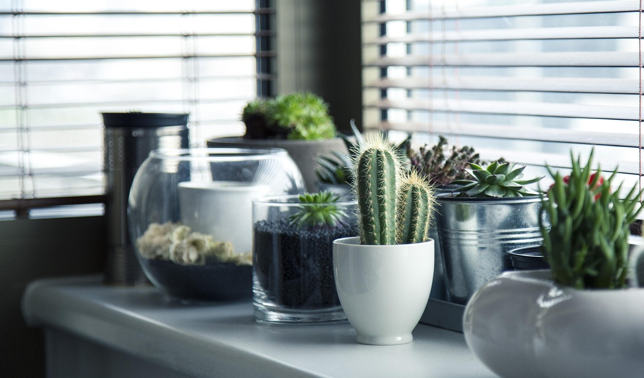 Moderne plantenbak met geluidabsorberend ontwerp.