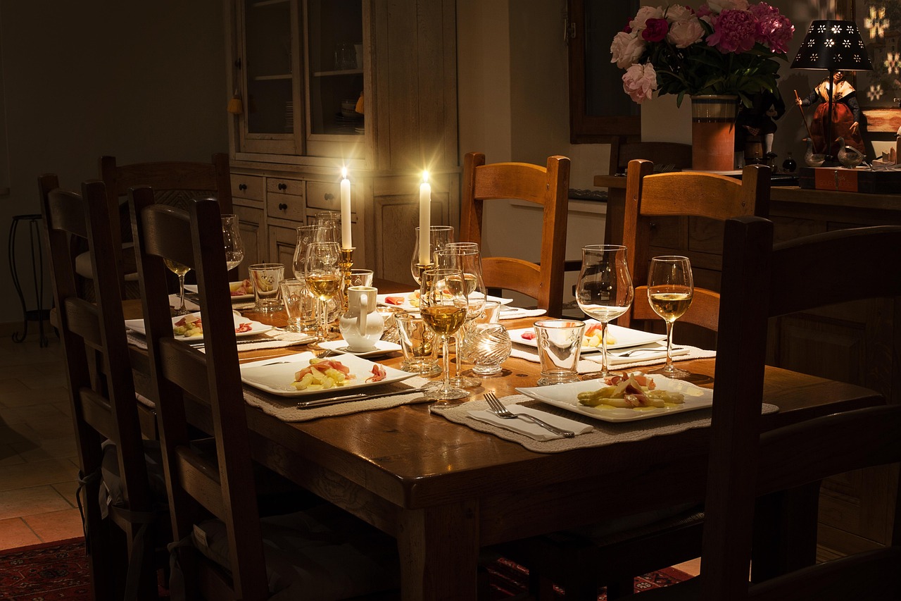 Verlichte neonbloemen voor paasbrunch.