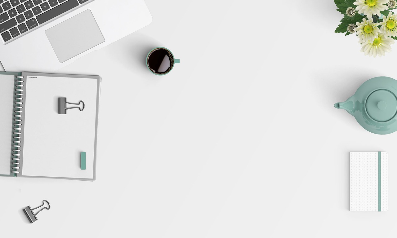 Minimalistisch keukeninterieur met neutrale kleuren.