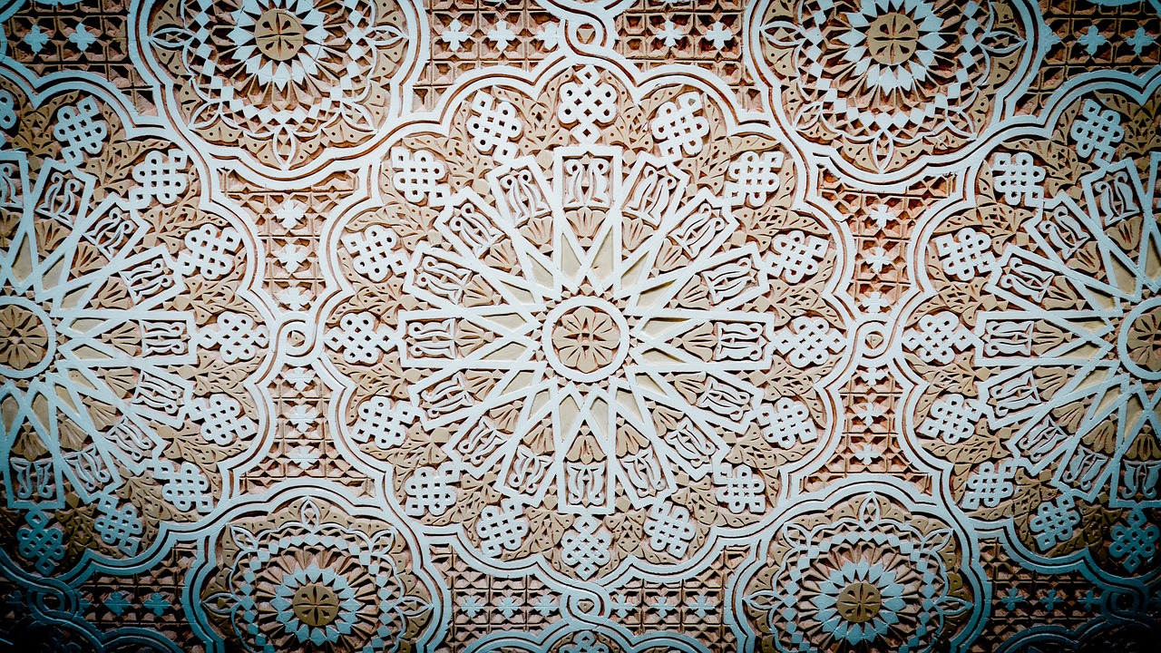 Traditionele Marokkaanse tegelontwerpen en kleurrijke kussens. Traditionele Marokkaanse tegelontwerpen en kleurrijke kussens.
