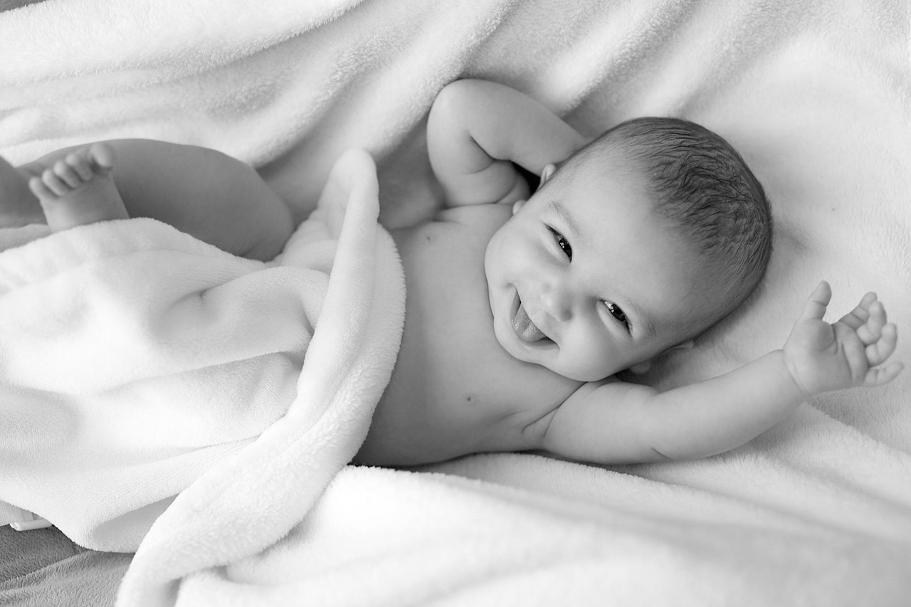 Slapende baby op zachte schapenvachtdeken.