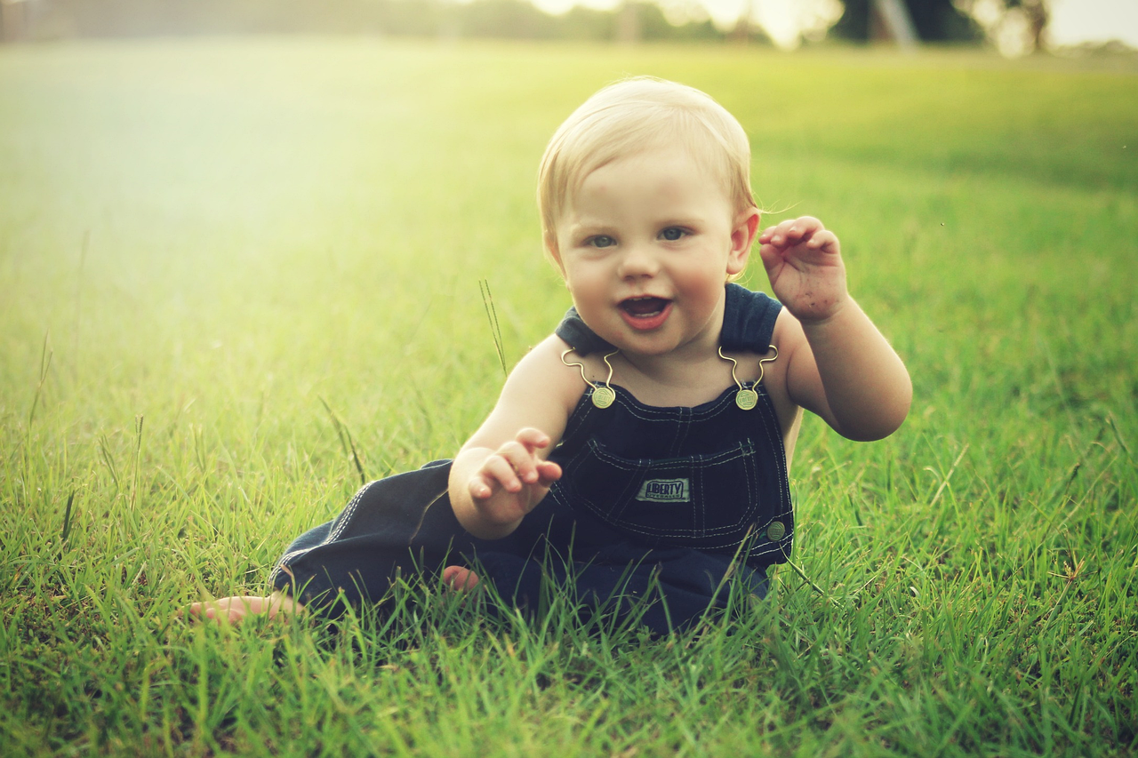 Schattige baby knuffelt schapenvacht deken.