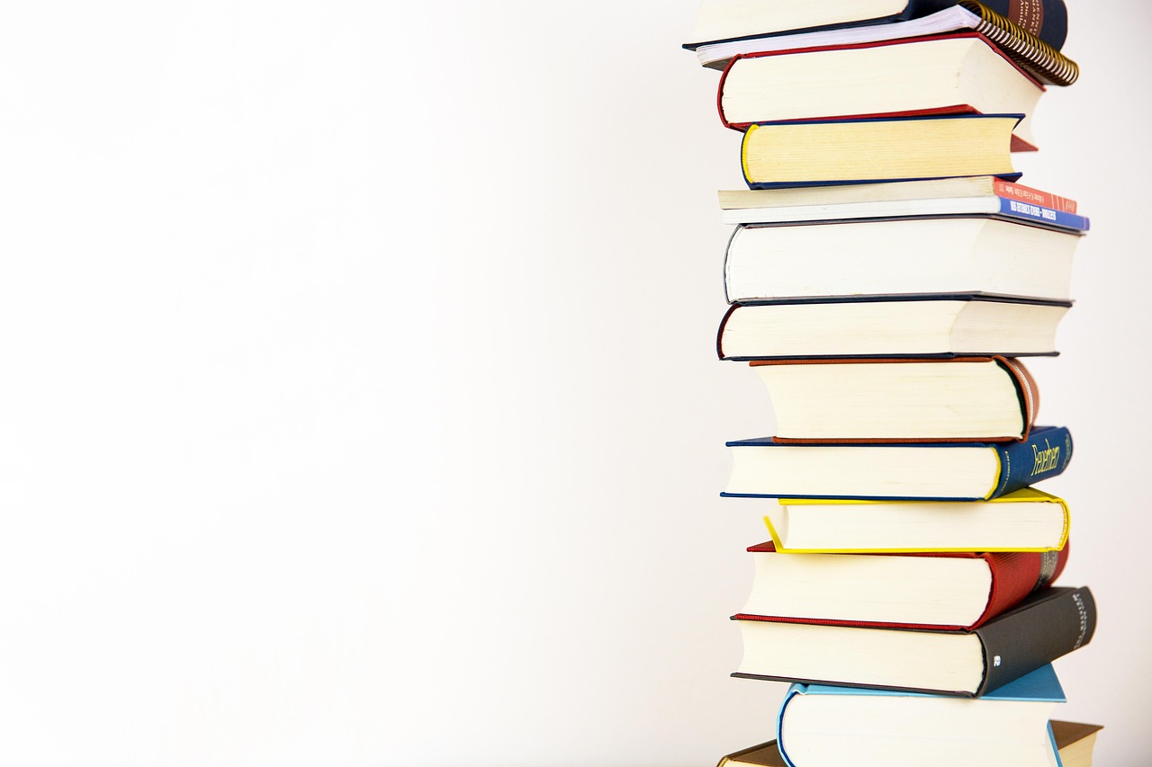 Een knusse leeshoek met zomerboeken.