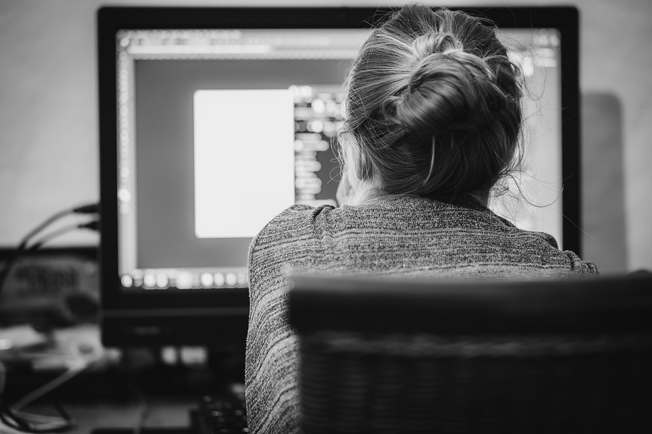 Dubbele schermen voor efficiënter thuiswerken.