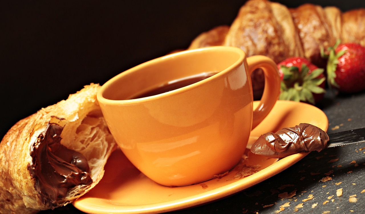 Verse koffie met krant op ontbijttafel. Verse koffie met krant op ontbijttafel.