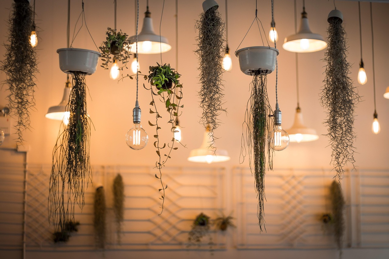 Grote plafondlamp met kunstzinnig ontwerp in woonkamer.