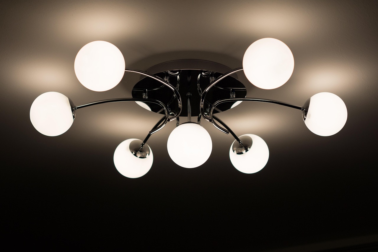 Zomerse eettafel met opvallende plafondverlichting.