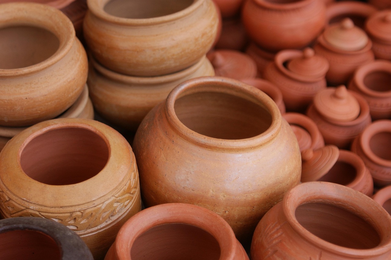 Woonkamer met terracotta en koperen accenten.