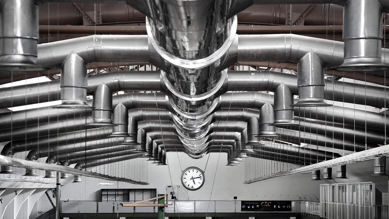 Inkomhal met futuristische lichtinstallatie