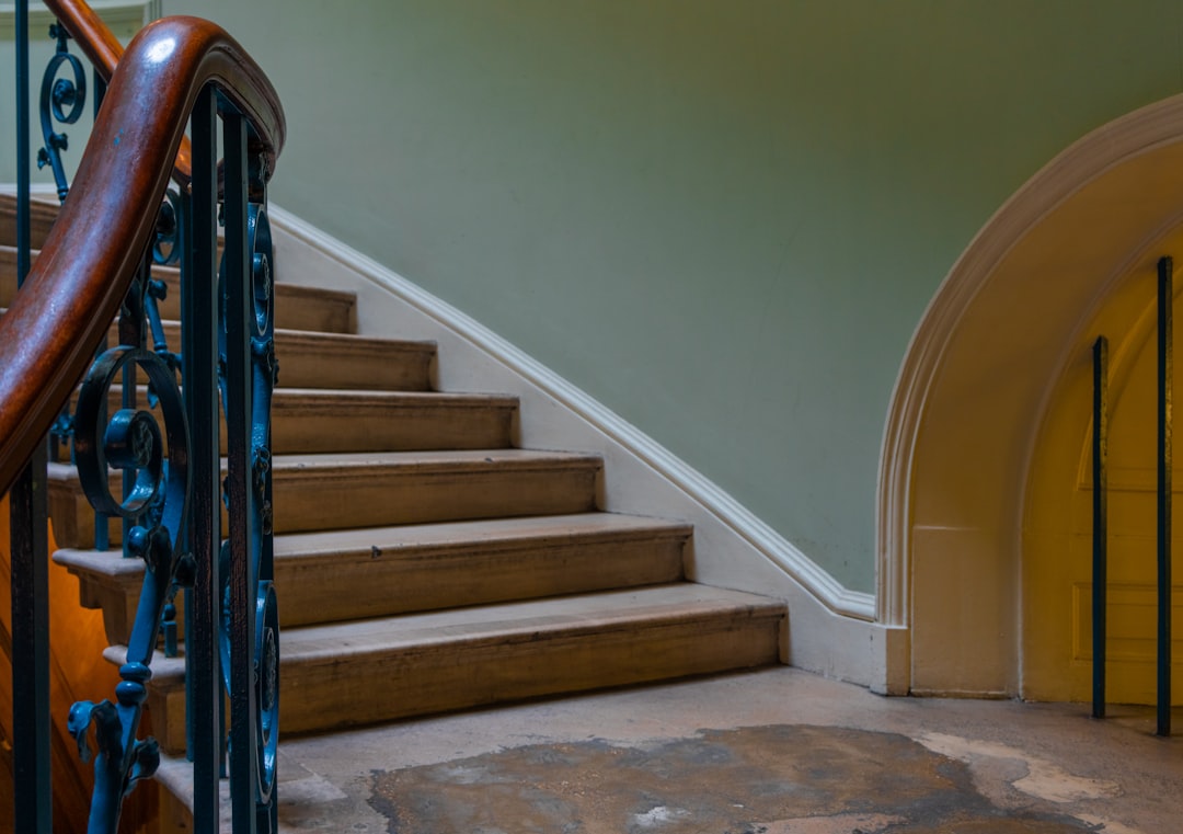 Oude gietijzeren spiraalvormige trapbalustrade.