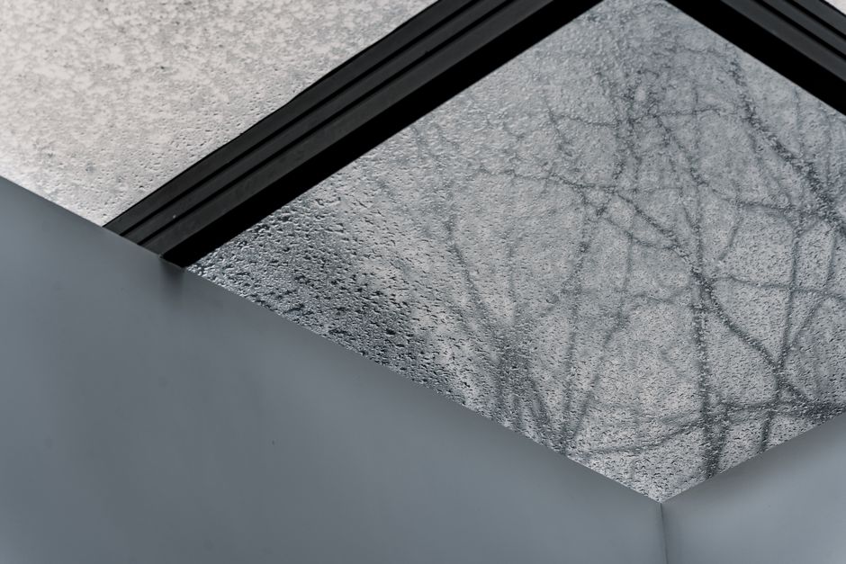 Zandstraalfolie op huiskamerraam, diffuus licht.
