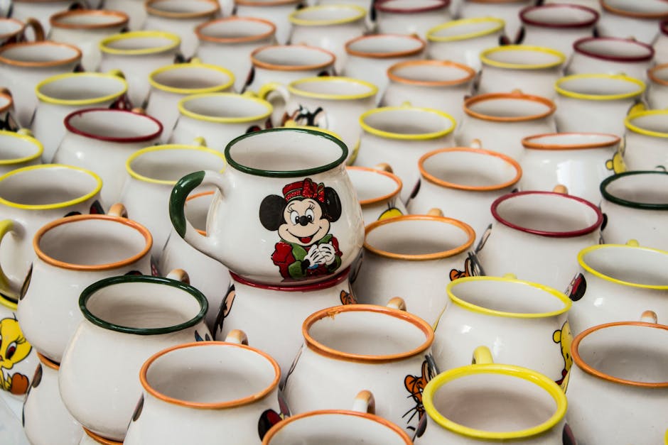 Kleurrijk keramisch servies op houten tafel. Kleurrijk keramisch servies op houten tafel.
