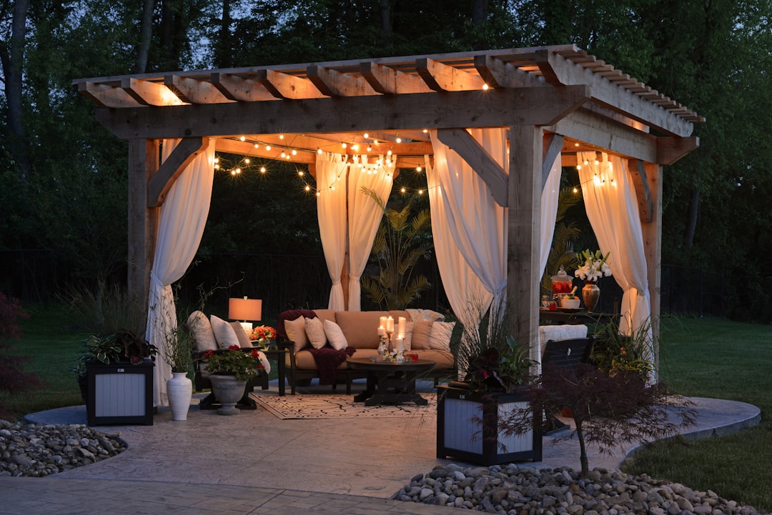 Tuinpaviljoen met boho-chic decor en lantaarns.