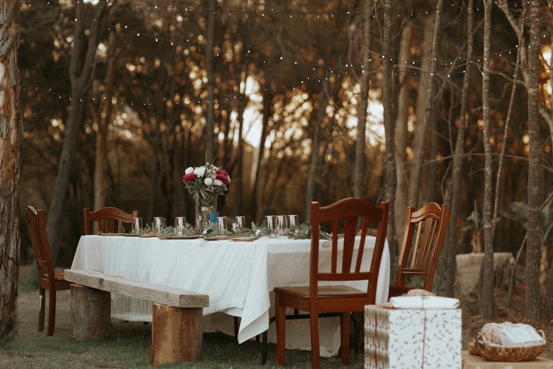 Elegante picknick met luxe spreien en kristallen glazen.