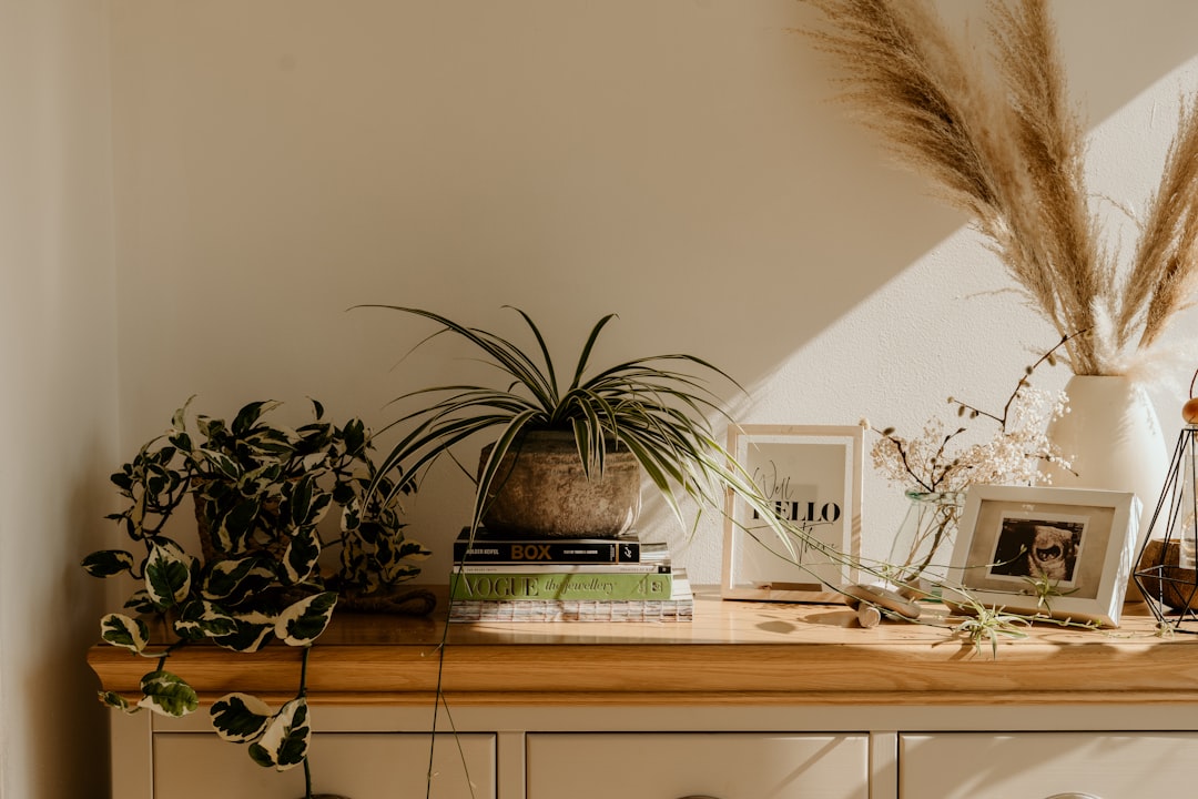 Veldbloemen in vintage vaas op houten tafel.