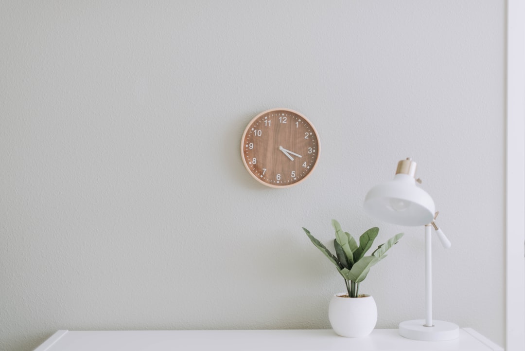 Minimalistisch interieur met neutrale tinten en kleurrijke accenten. Minimalistisch interieur met neutrale tinten en kleurrijke accenten.
