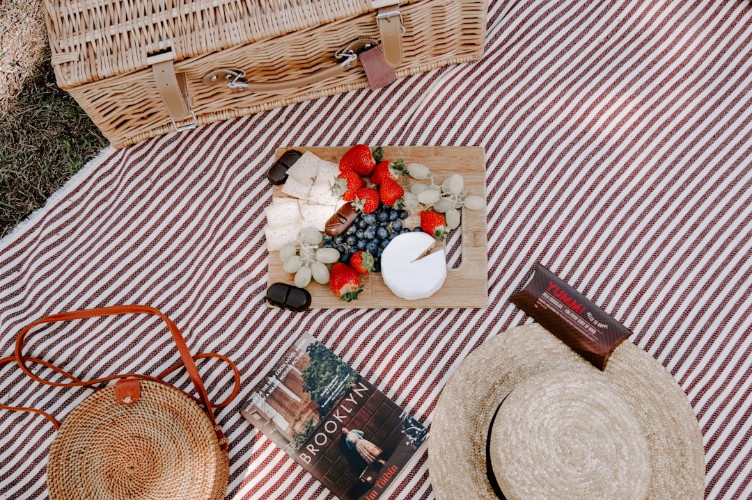 Creatieve picknickopstelling met kleurrijke dekens. Creatieve picknickopstelling met kleurrijke dekens.
