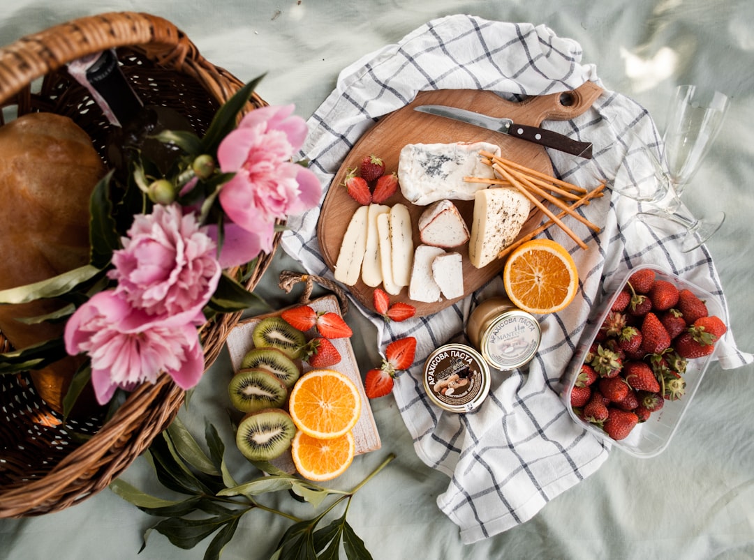 Stijlvolle picknickmand met duurzame servies. Stijlvolle picknickmand met duurzame servies.