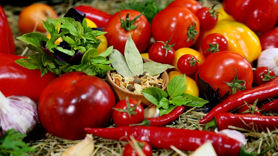 Vers geplukte kruiden uit eigen biologische tuin.