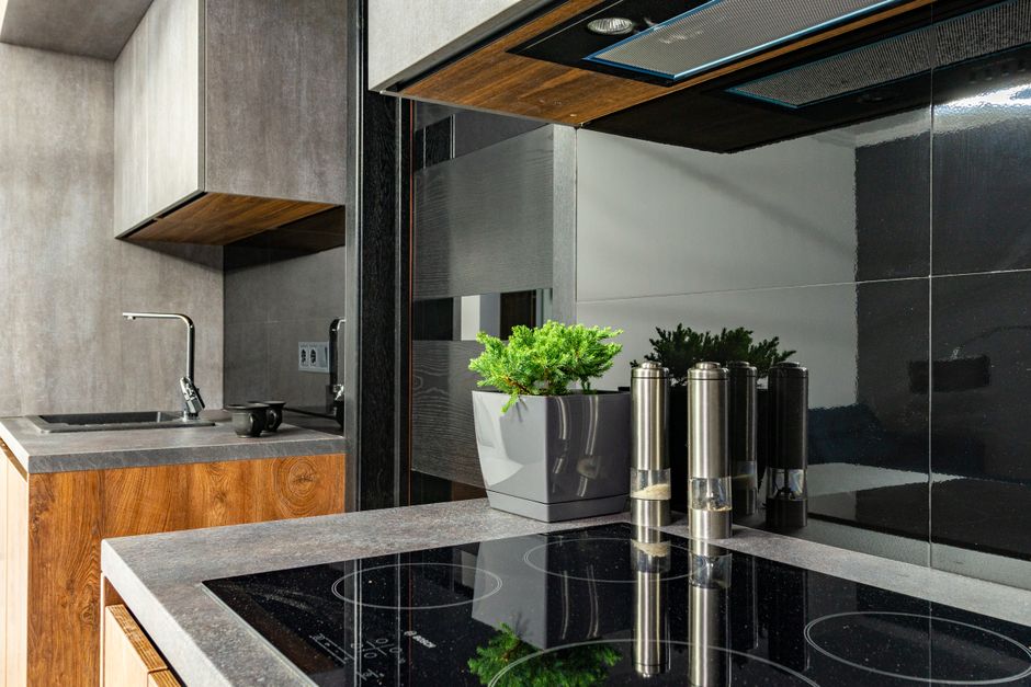 Moderne keuken met strakke inductiekookplaat.