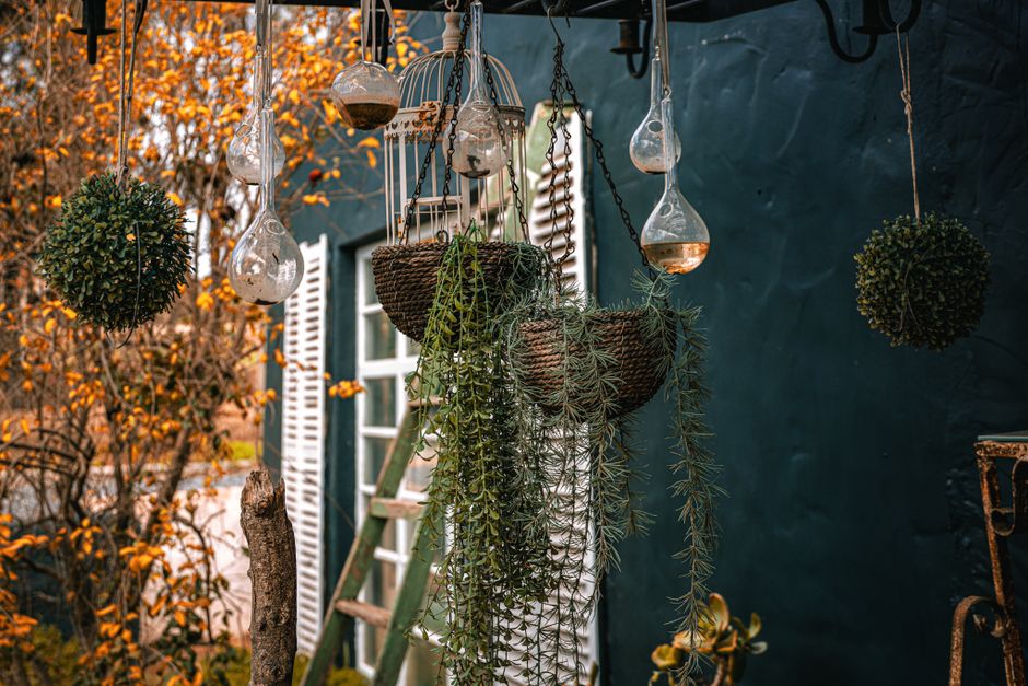 Gezellige herfsthoek met bohemian decoraties en kleuraccenten. Gezellige herfsthoek met bohemian decoraties en kleuraccenten.