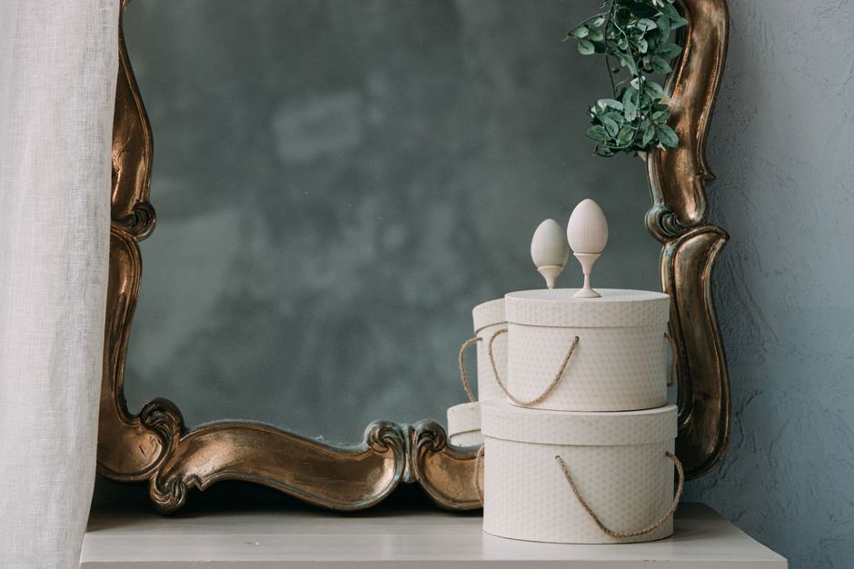 Decoratieve vintage spiegels in eclectische woonkamer. Decoratieve vintage spiegels in eclectische woonkamer.