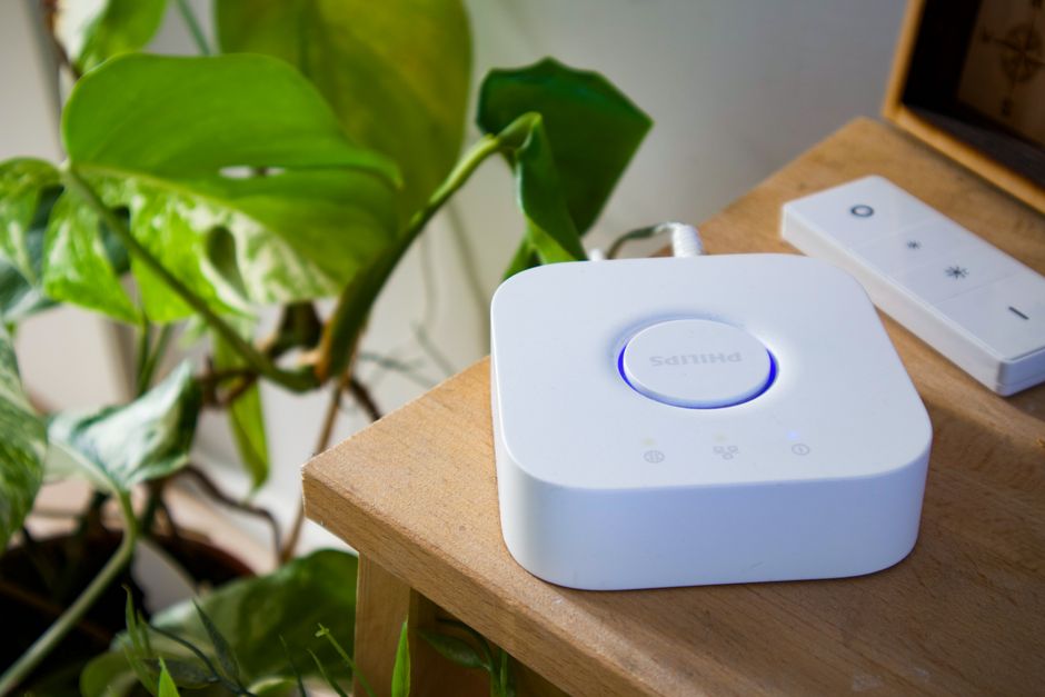 Smart home hub verbonden met andere slimme apparaten.