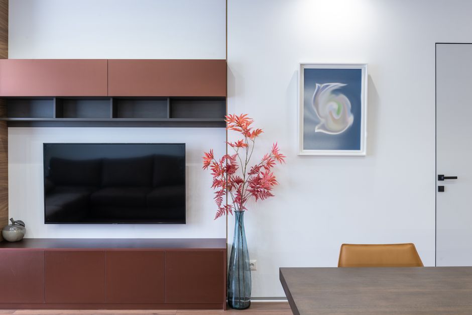 Zachte pastelkunst boven moderne witte bank