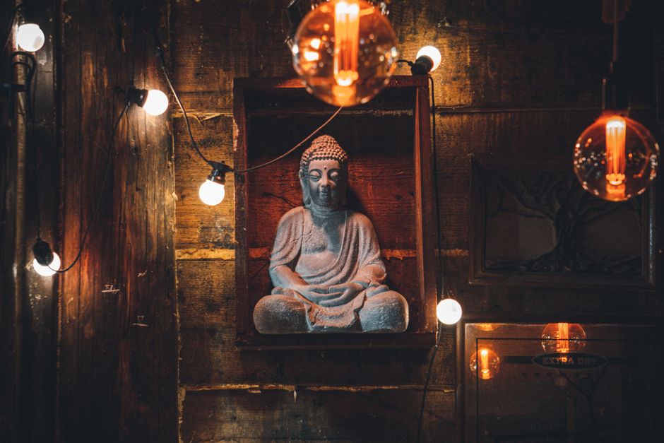Zachte, warme verlichting in een zen-omgeving.