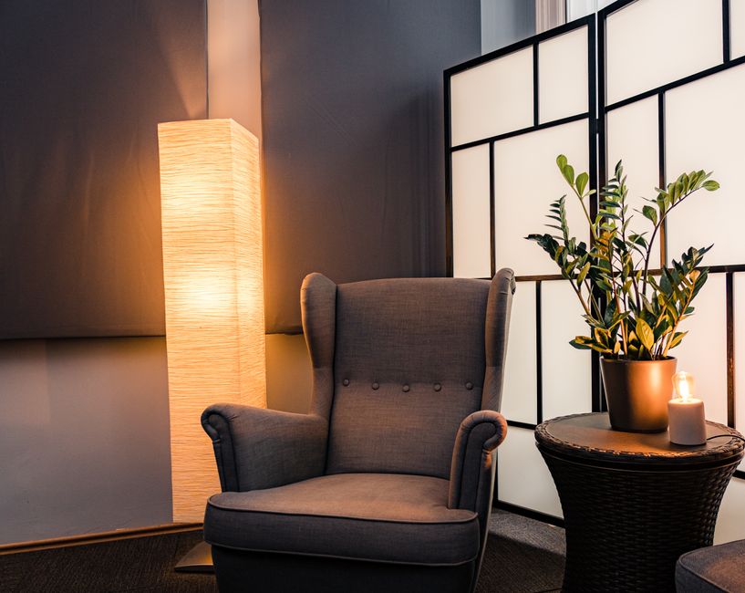 Sereen interieur met gedempte lichten.