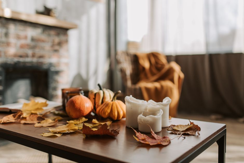 Gezellige herfstsfeer met warme tinten op canvas.