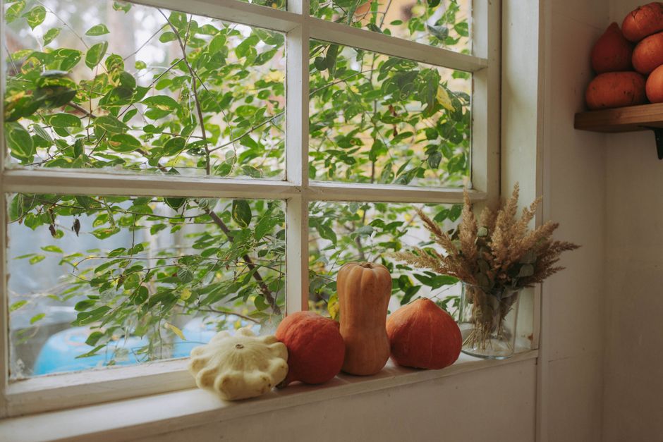 Modern interieur met gordijnrails herfstdecor. Modern interieur met gordijnrails herfstdecor.